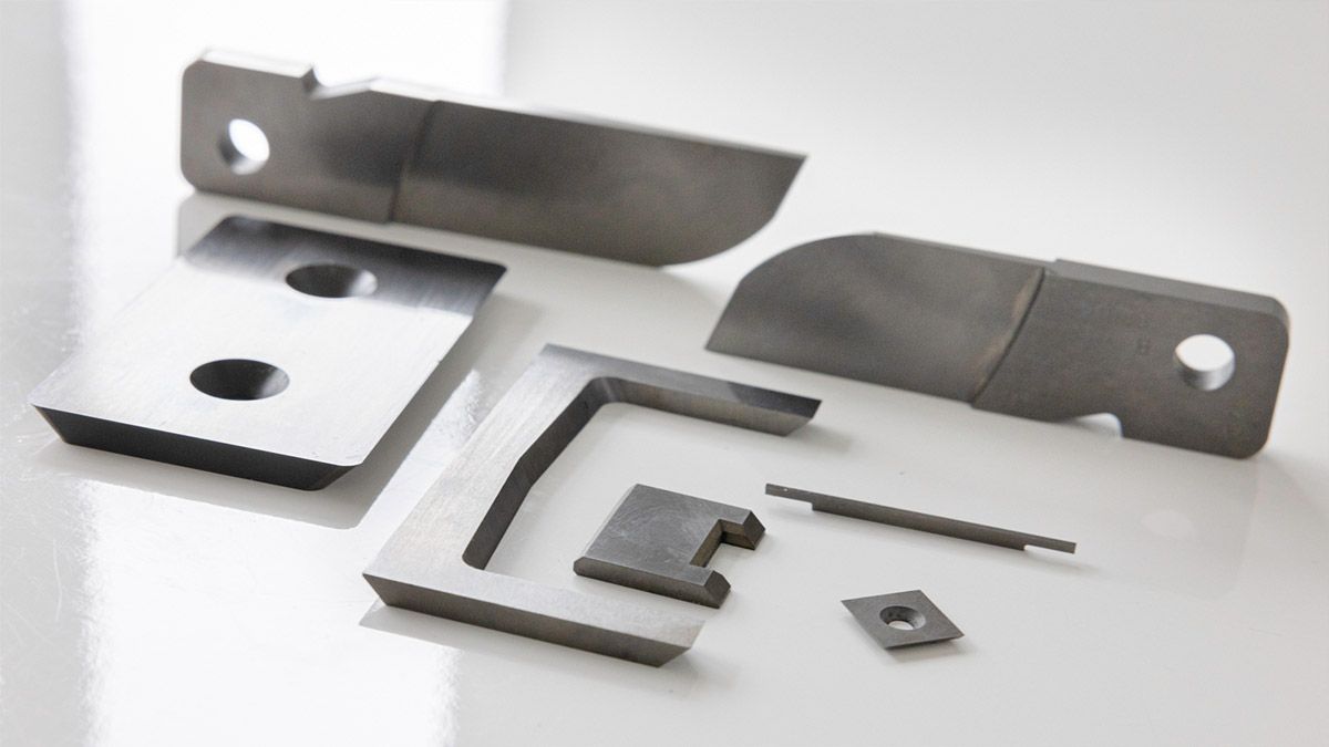 Borchert & Fuhrmann GmbH - In einer Fabrik schneidet eine Maschine ein Stück Metall.