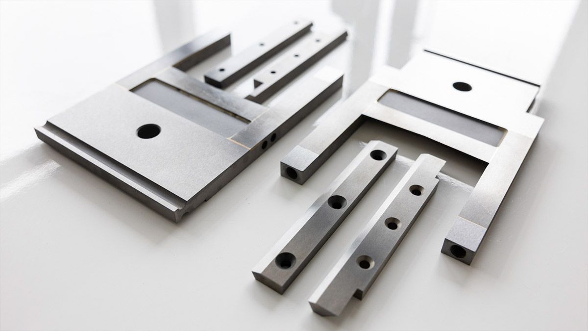Borchert & Fuhrmann GmbH - Eine Nahaufnahme einer Maschine, die ein Stück Metall schneidet.