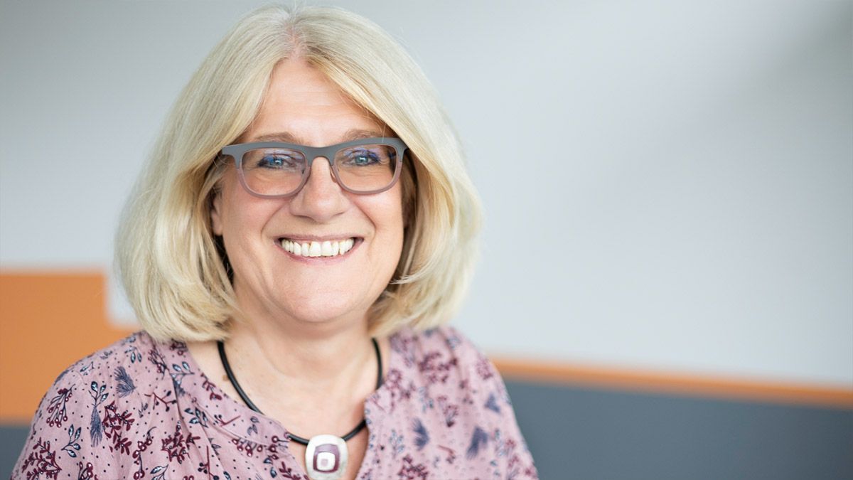 Borchert & Fuhrmann GmbH - Eine Frau mit Brille und schwarzem Hemd lächelt in die Kamera.