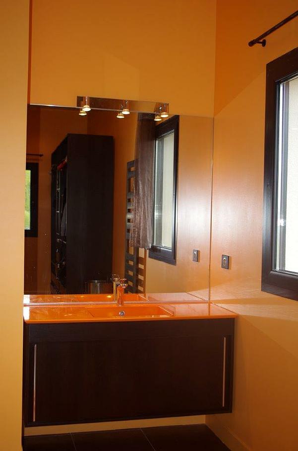 Salle de bains orange