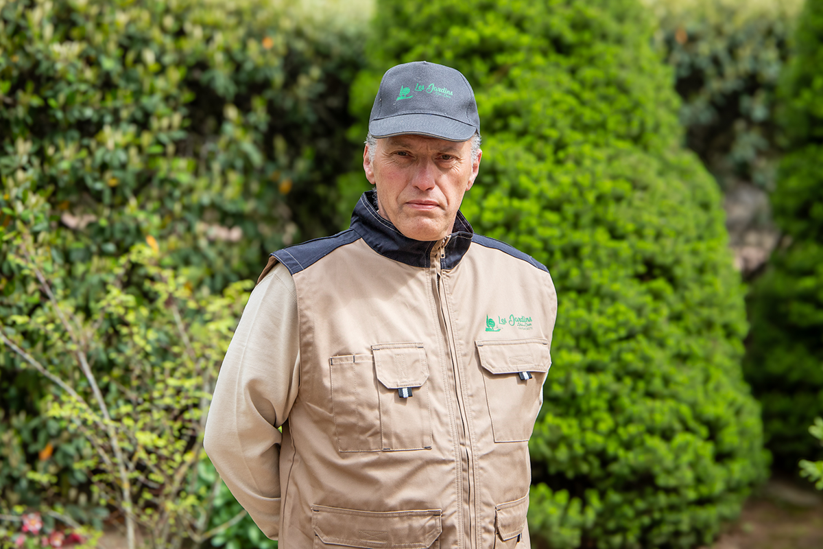 Employé des Jardins du Val de Cher avec une casquette de la société