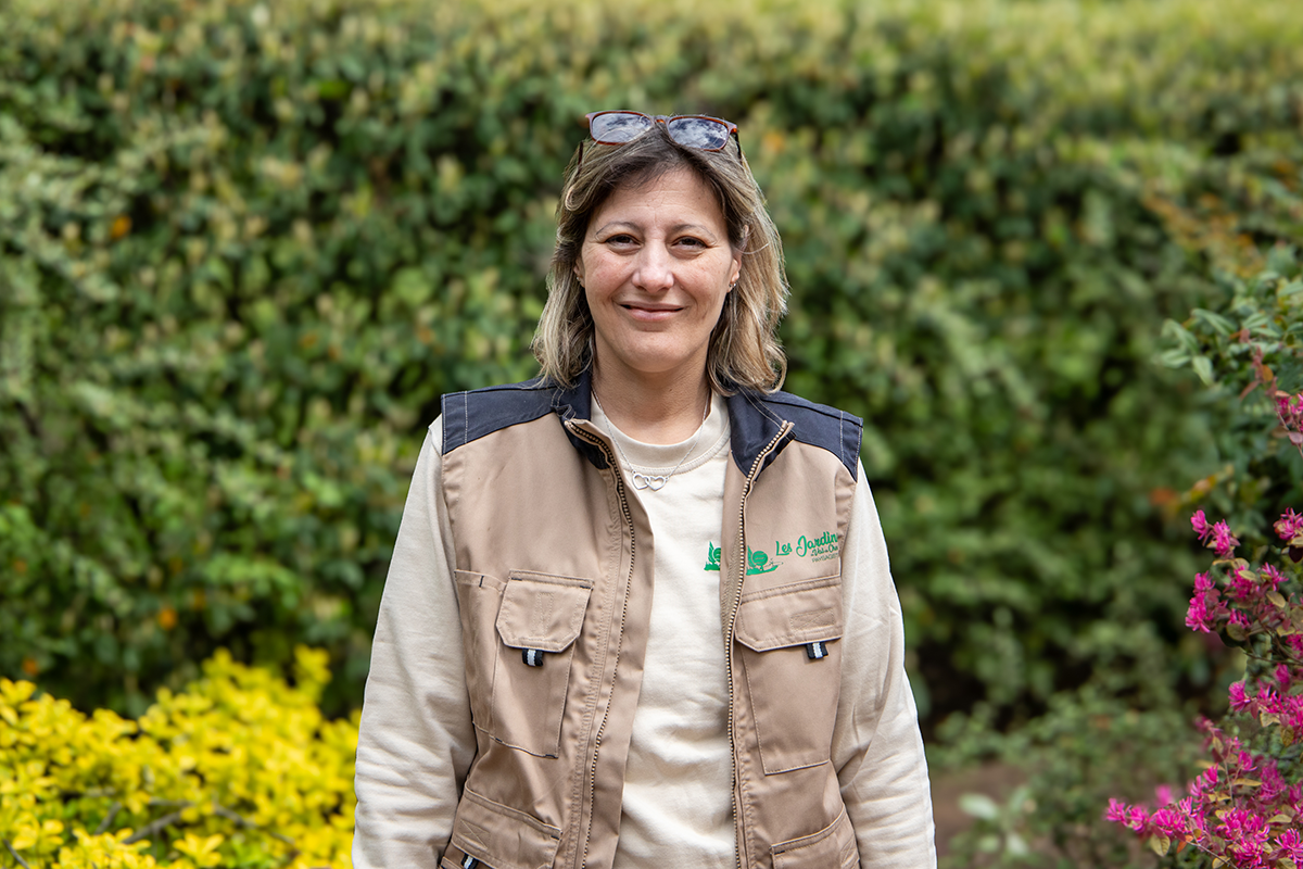 Employée des Jardins du Val de Cher souriante