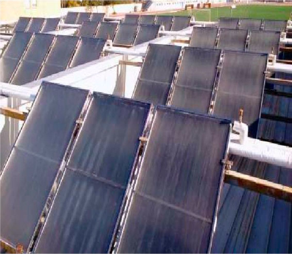 Paneles solares en un tejado, dispuestos en filas. Los paneles negros absorben la luz solar.