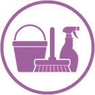 Ícono de productos de limpieza de color morado: balde, escoba y botella rociadora.