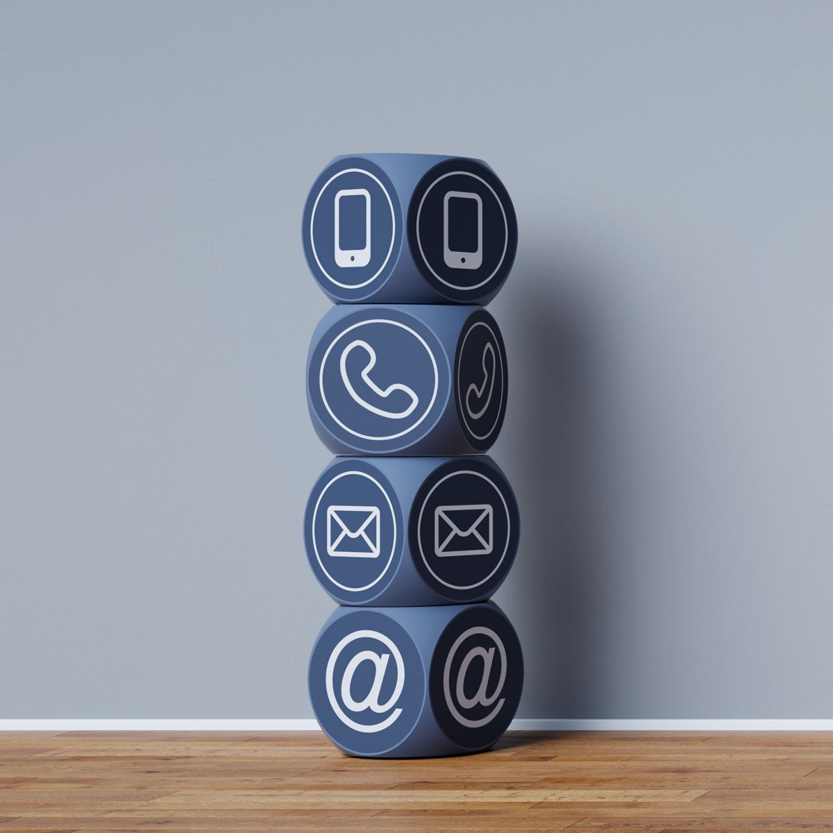 Ein Stapel Würfel mit Kontaktsymbolen darauf