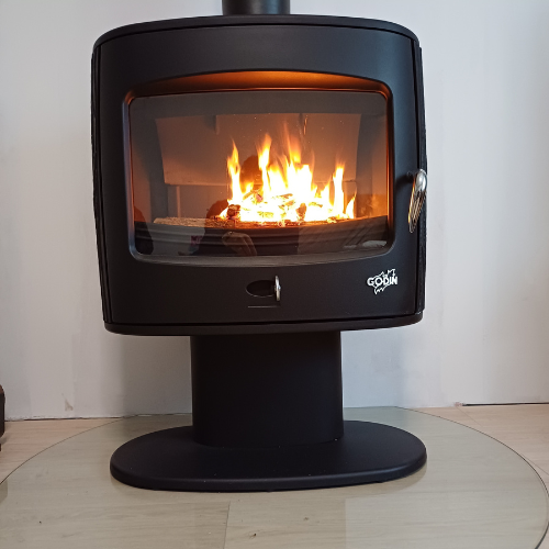 Poêle noir avec du bois
