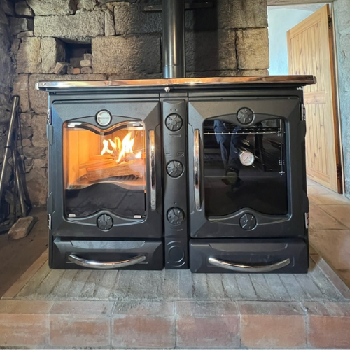 Un poêle noir avec le reflet d'une personne à l'intérieur