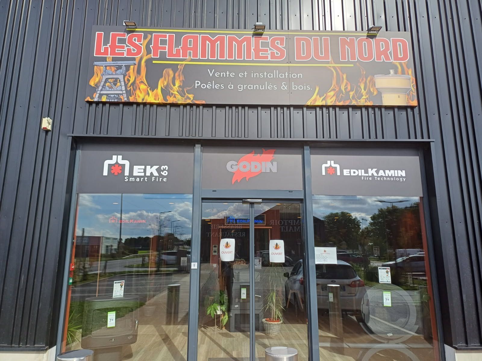 Une devanture de magasin avec une pancarte indiquant les flammes du nord