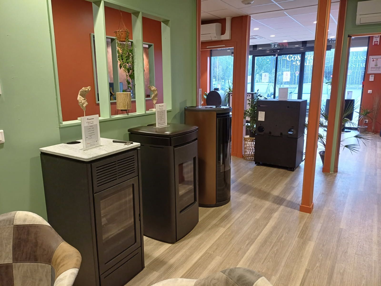 Un salon rempli de meubles et d'un poêle.