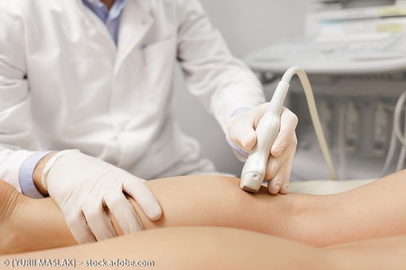 Praxis Branco Suter Arzt behandelt einen Patienten an der Wade