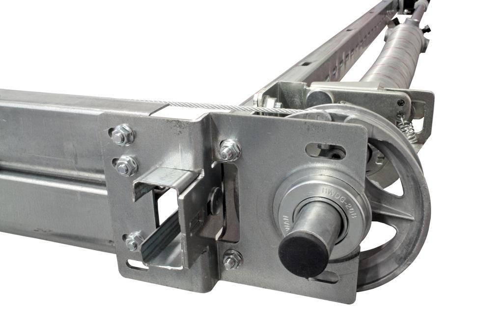 Mecanismo de apertura de puerta de garaje de metal con sistema de resorte y polea.