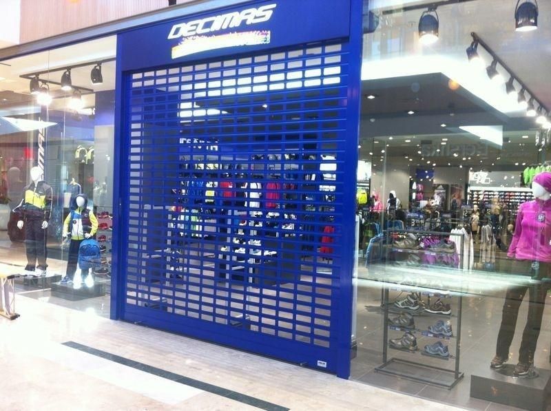 Persiana azul cubriendo la entrada de una tienda de deportes 