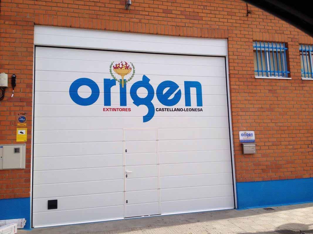 Puerta de garaje blanca con logotipo 