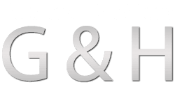 Letras plateadas "G & H" sobre fondo blanco.