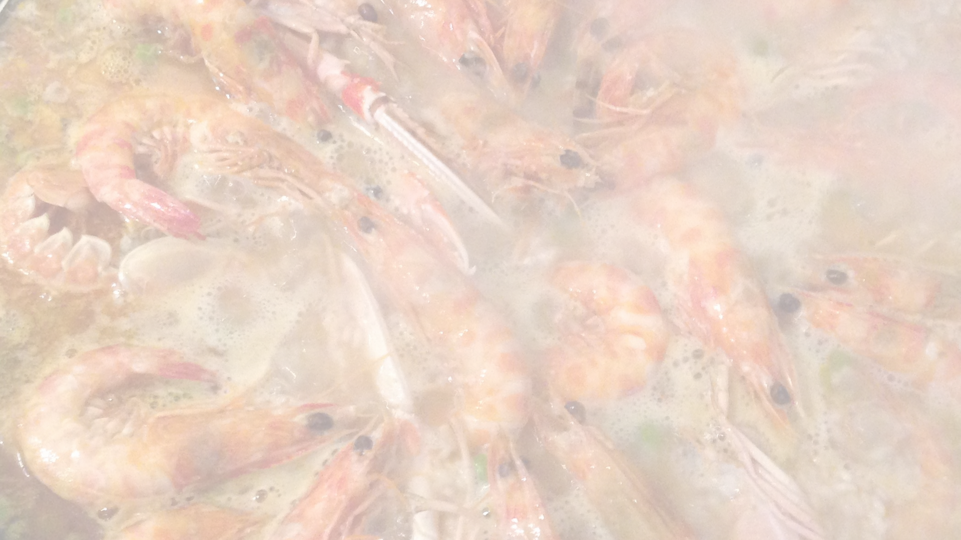Dos mujeres toman fotografías de un paisaje urbano desde un punto elevado bajo un cielo azul.