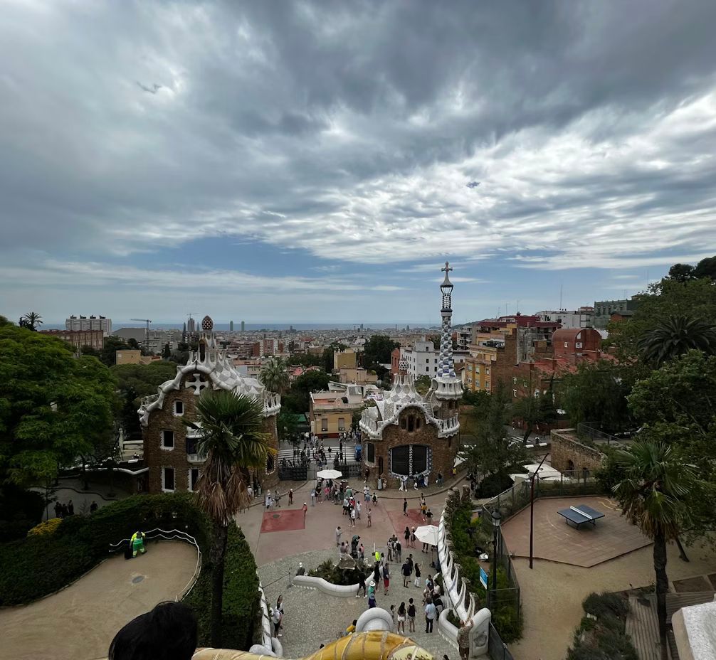 Mujer mirando hacia la catedral de la Sagrada Familia en Barcelona, ​​España, en un día soleado.