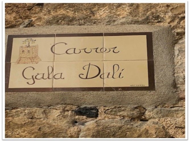 Dos mujeres toman fotografías de un paisaje urbano desde un punto elevado bajo un cielo azul.