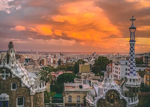 Mujer mirando hacia la catedral de la Sagrada Familia en Barcelona, España, en un día soleado.