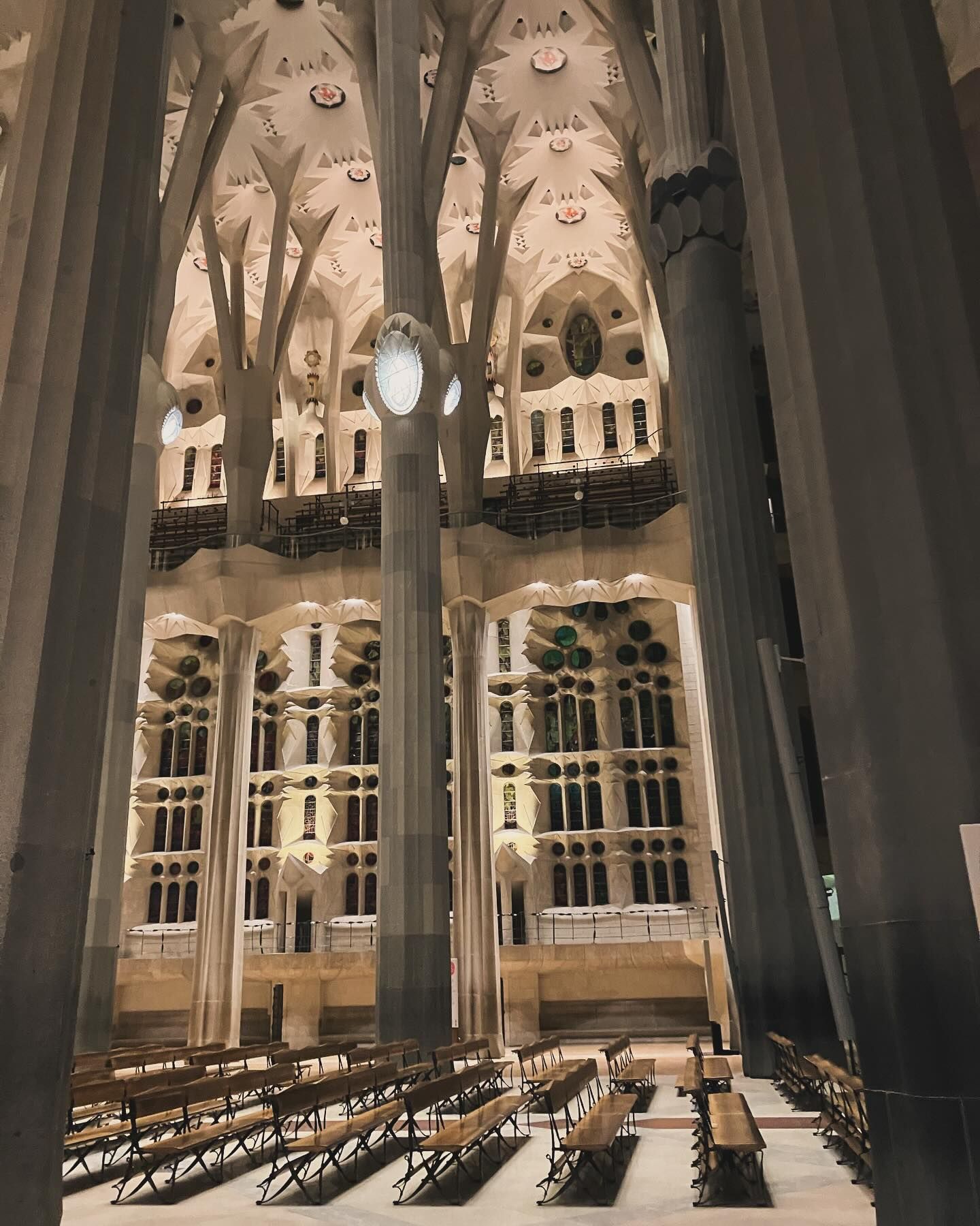 Dos mujeres toman fotografías de un paisaje urbano desde un punto elevado bajo un cielo azul.