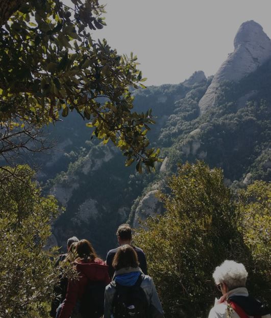 Mujer mirando hacia la catedral de la Sagrada Familia en Barcelona, ​​España, en un día soleado.