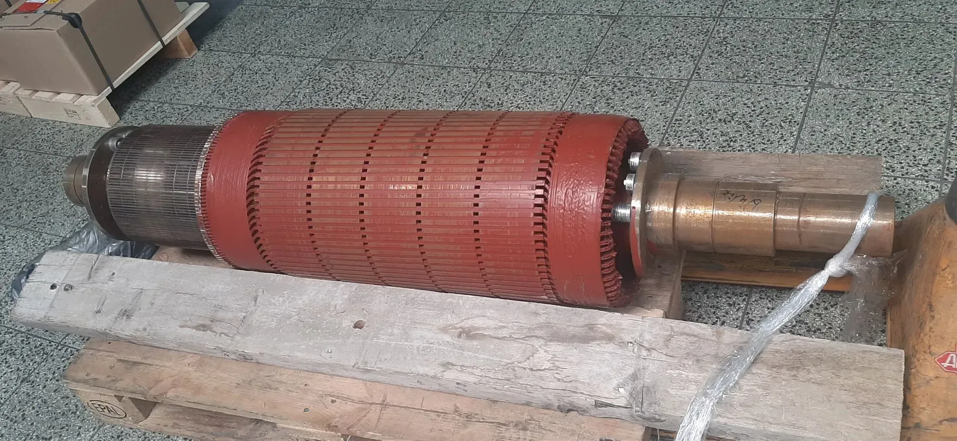 Der Anker im ursprünglichen Zustand, mit verschlissener Isolation und abgenutzten Wicklungen.