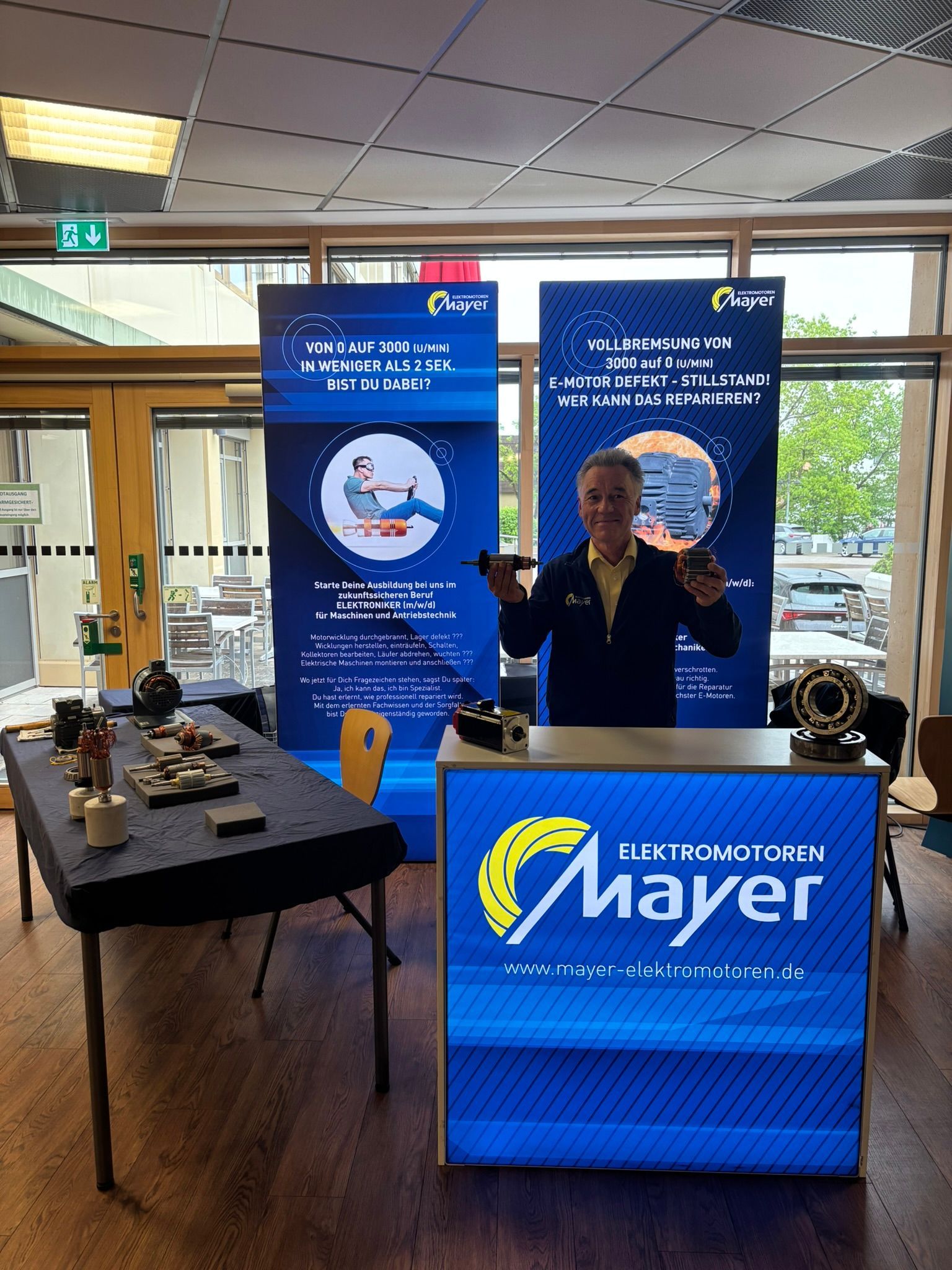 Messestand von Mayer Elektromotoren beim LAuF 2026 mit Bauteilen, Roll-ups und Informationen zur Aus