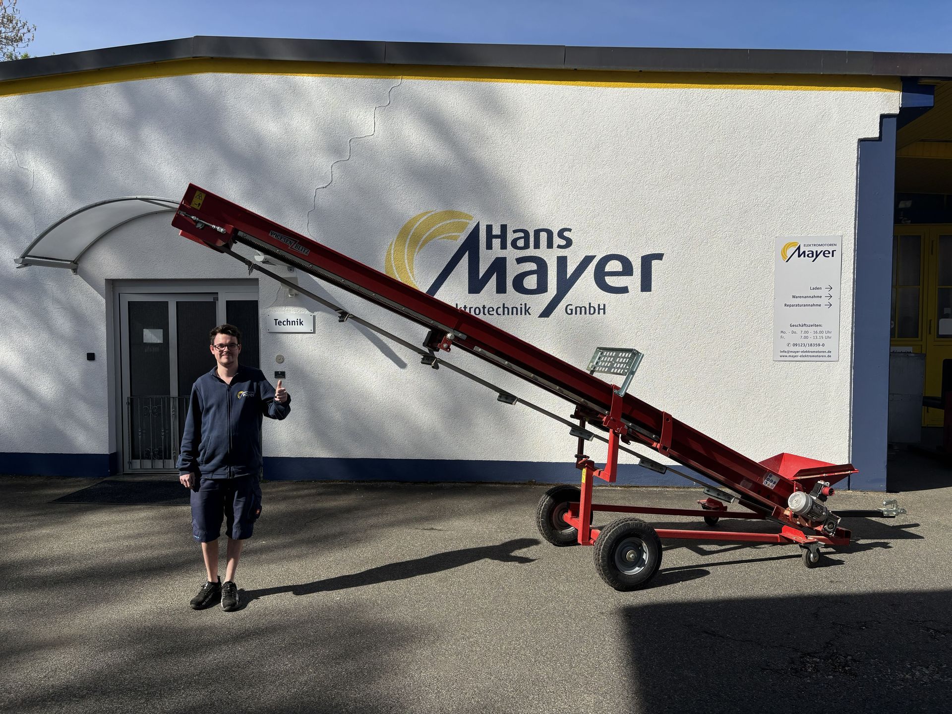 Mitarbeiter im Arbeitsalltag bei der Montage einer industriellen Anlage im Außenbereich