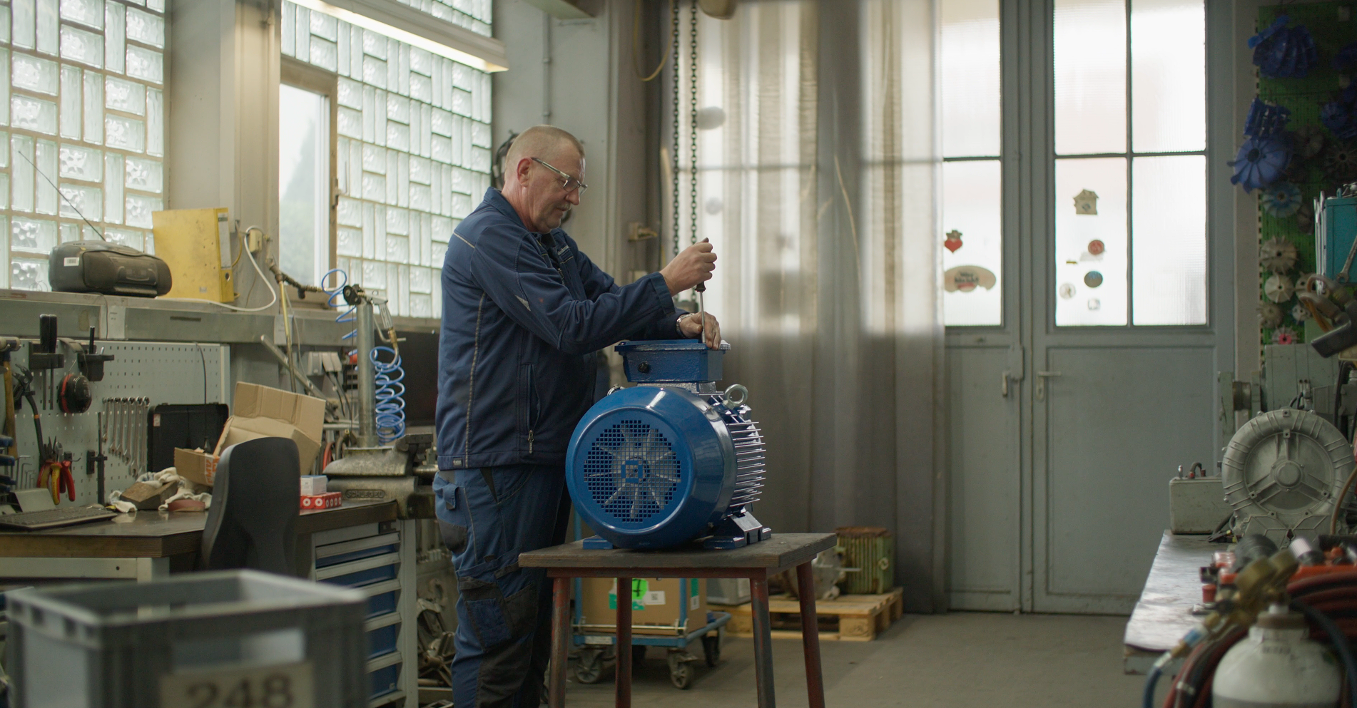 Mitarbeit bei der Demontage eines Elektromotors
