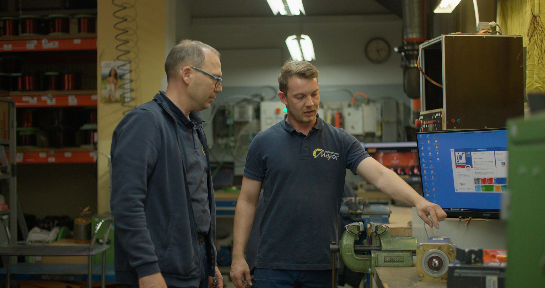 Zwei Mitarbeiter besprechen Reparatur des Motors 