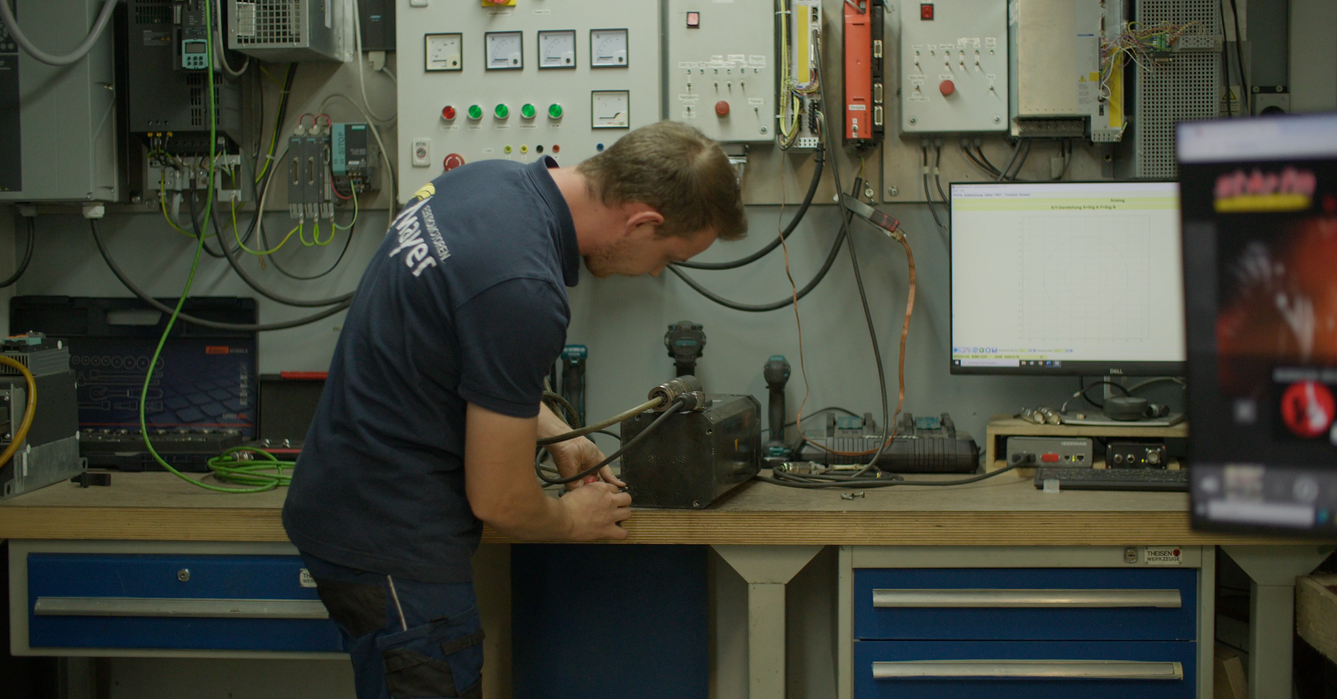 Mitarbeiter bei der Reparatur eines Servomotors