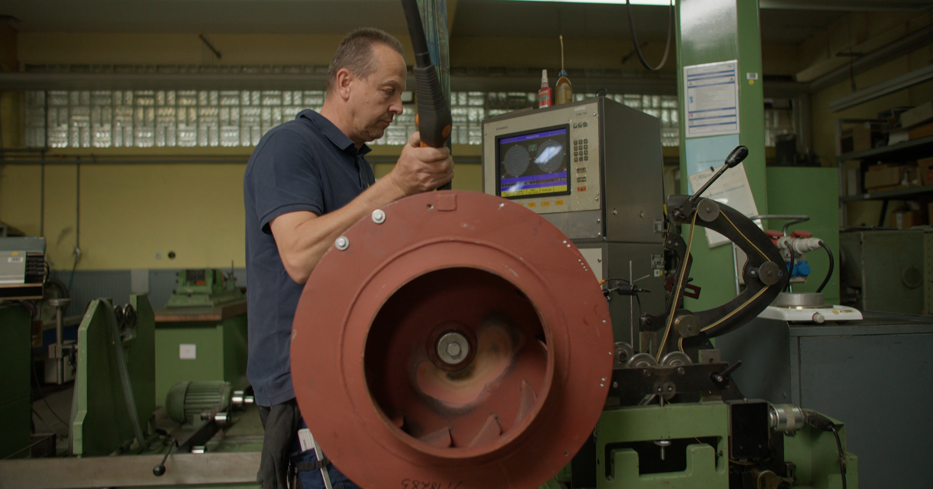 Mitarbeiter beim wuchten eines Rotors/Ankers