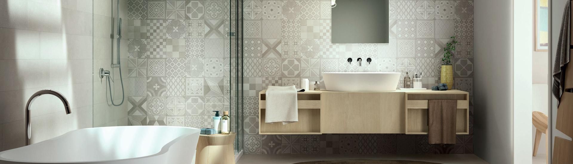 Salle de bains moderne avec baignoire en îlot, meuble-lavabo et mur carrelé aux tons neutres