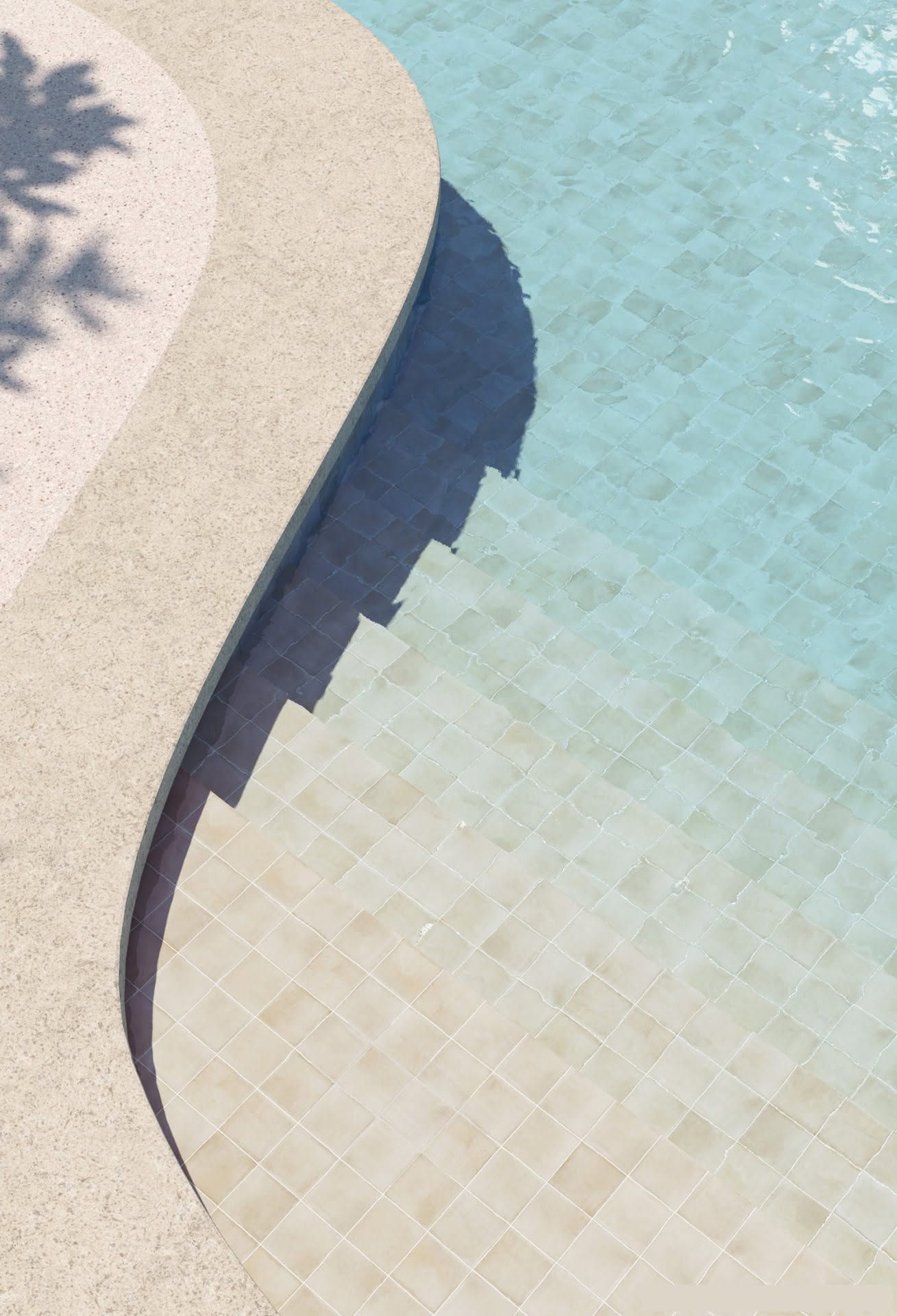 Bord de piscine incurvé avec margelle en pierre claire, au-dessus d'une eau bleu clair et de carreaux à motifs en dessous