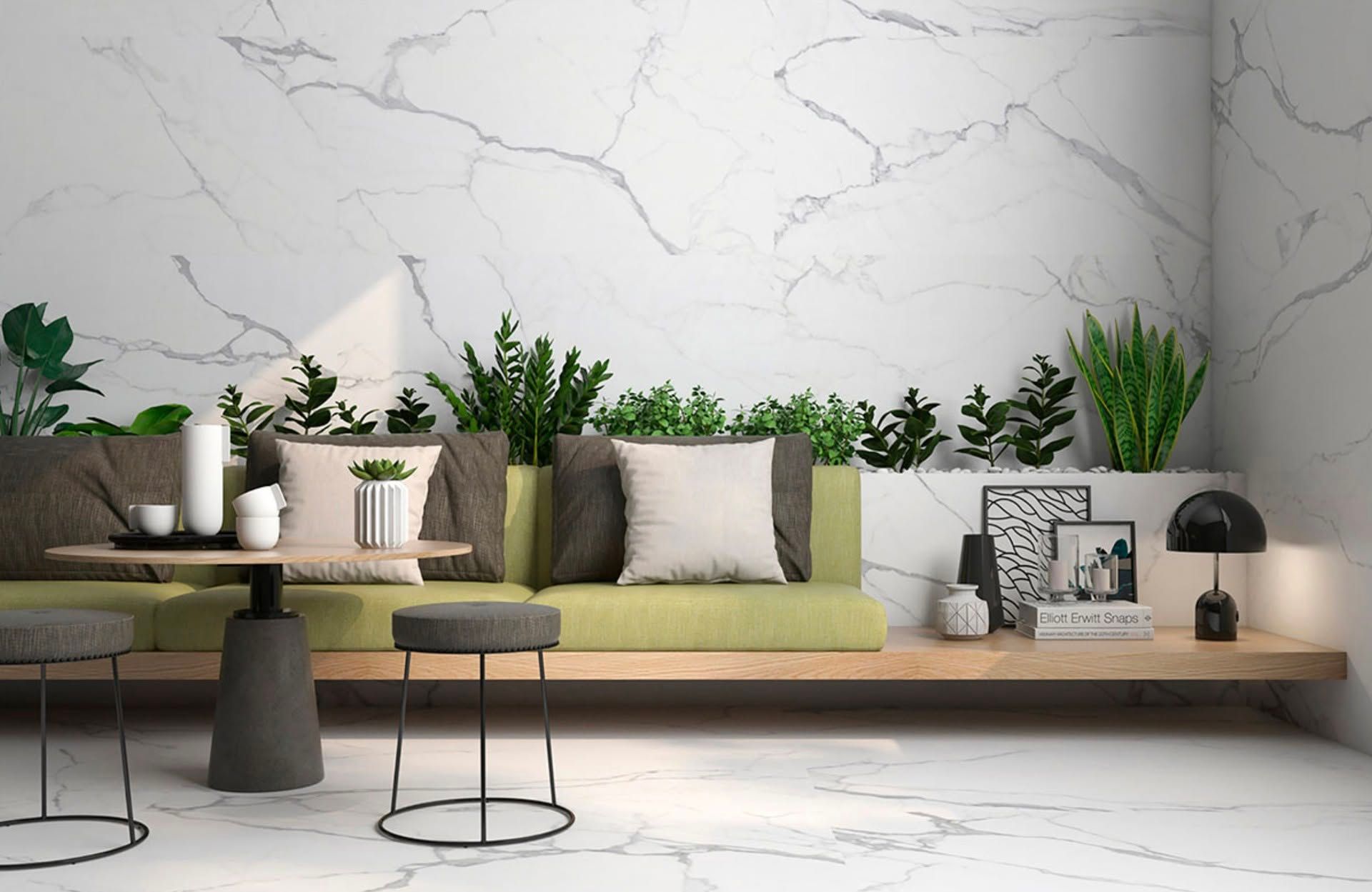 Salon minimaliste moderne avec canapé vert, plantes en pot et mur à motif de marbre