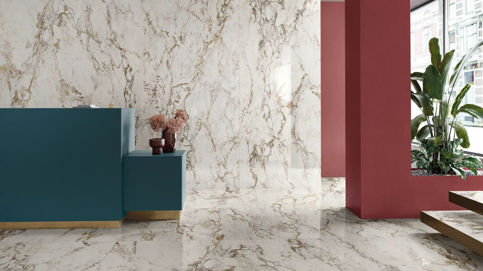 Hall d'entrée moderne avec murs en marbre, colonnes roses et plante en pot près d'une table en bois.