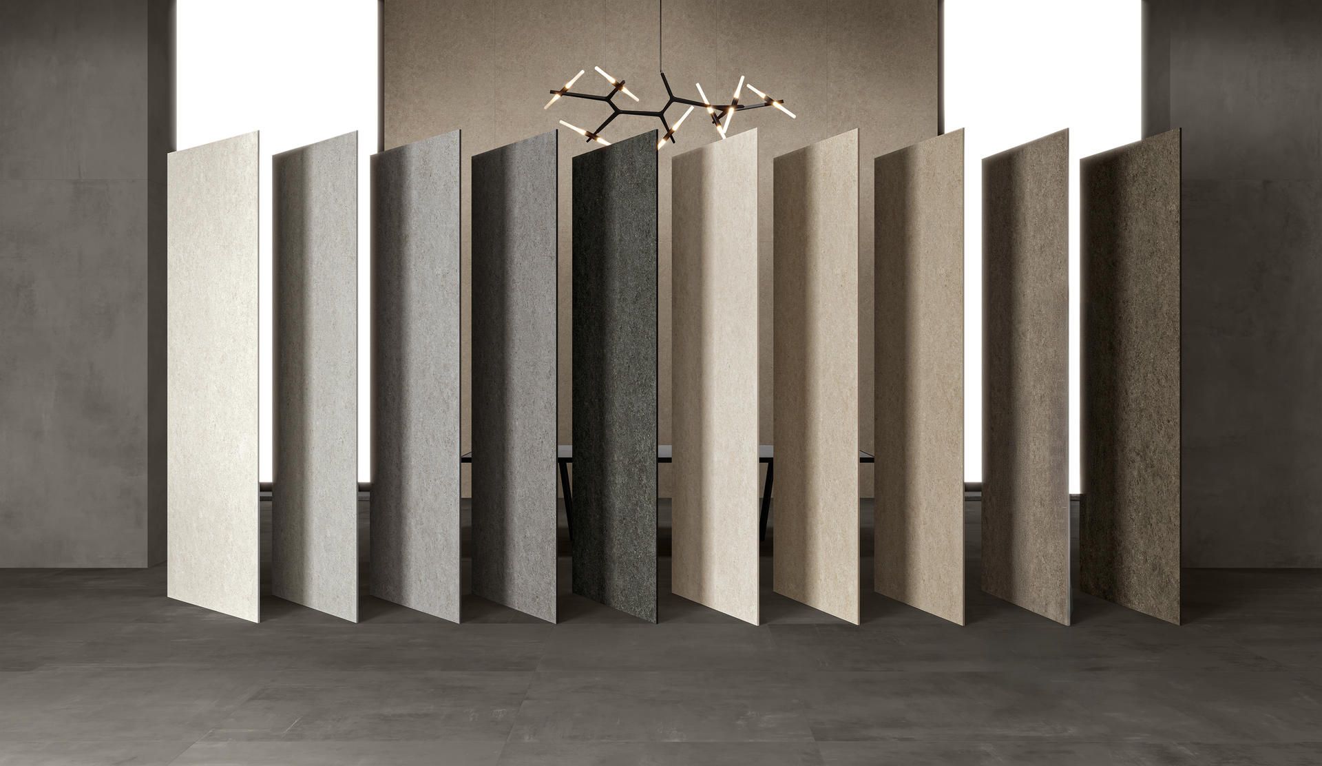 Rangée de panneaux verticaux blancs, gris et beiges dans un espace intérieur minimaliste