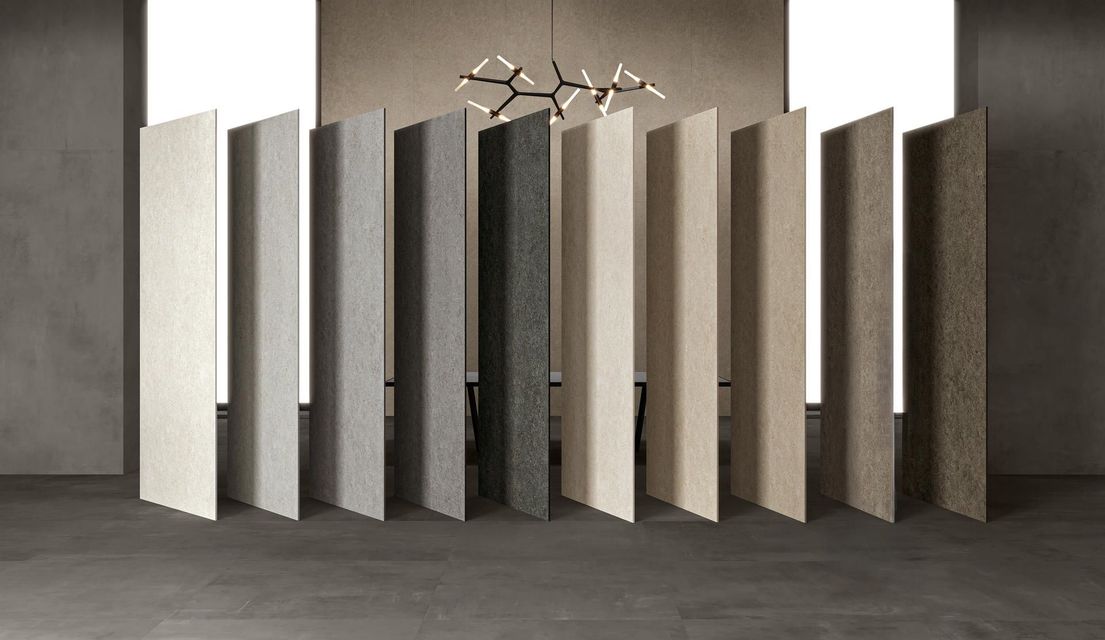 Rangée de panneaux verticaux blancs, gris et beiges dans un espace intérieur minimaliste