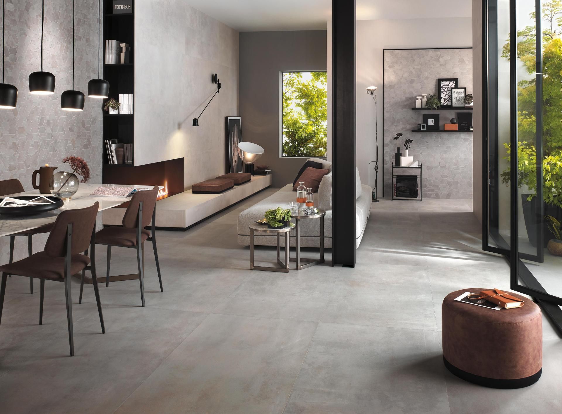 Salon moderne murs gris et sol effet béton gris 