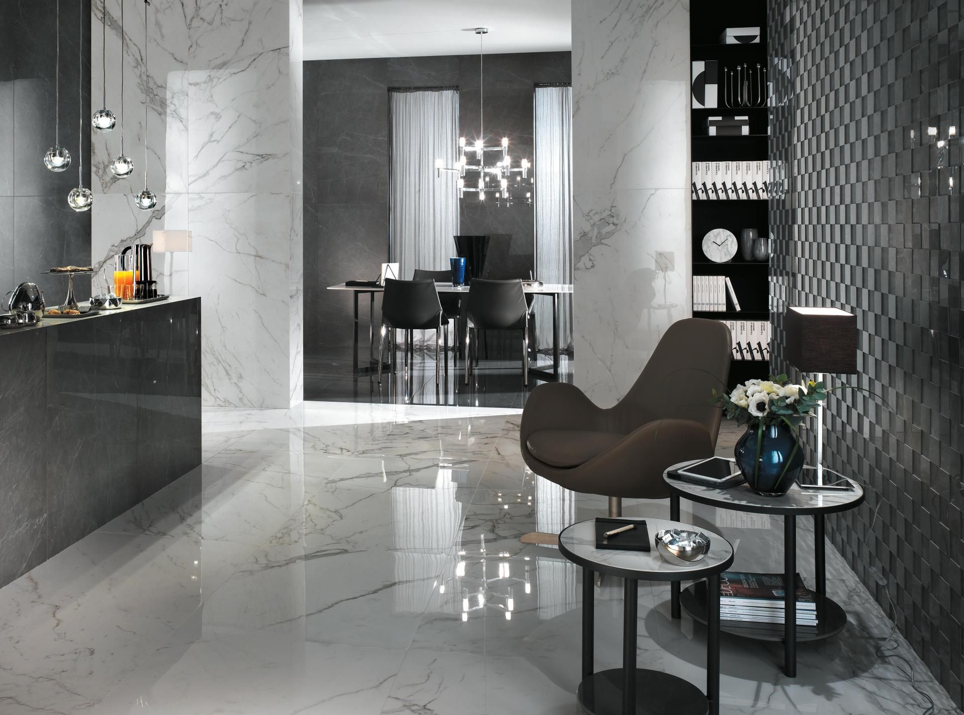 Salon moderne et luxueux avec sol en marbre, meubles foncés et coin repas en arrière-plan
