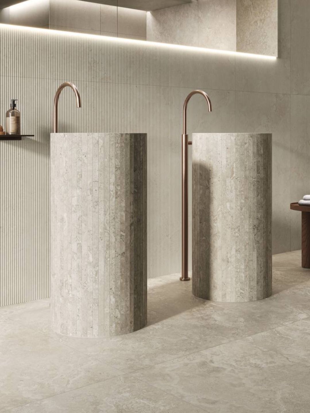 Salle de bains moderne en marbre avec baignoire en îlot, douche et volets noirs.