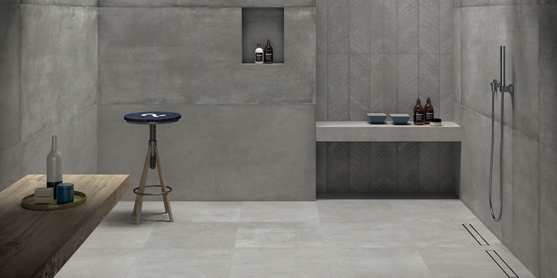 Intérieur de salle de bains minimaliste gris avec un tabouret, des étagères et un lavabo sous une niche murale