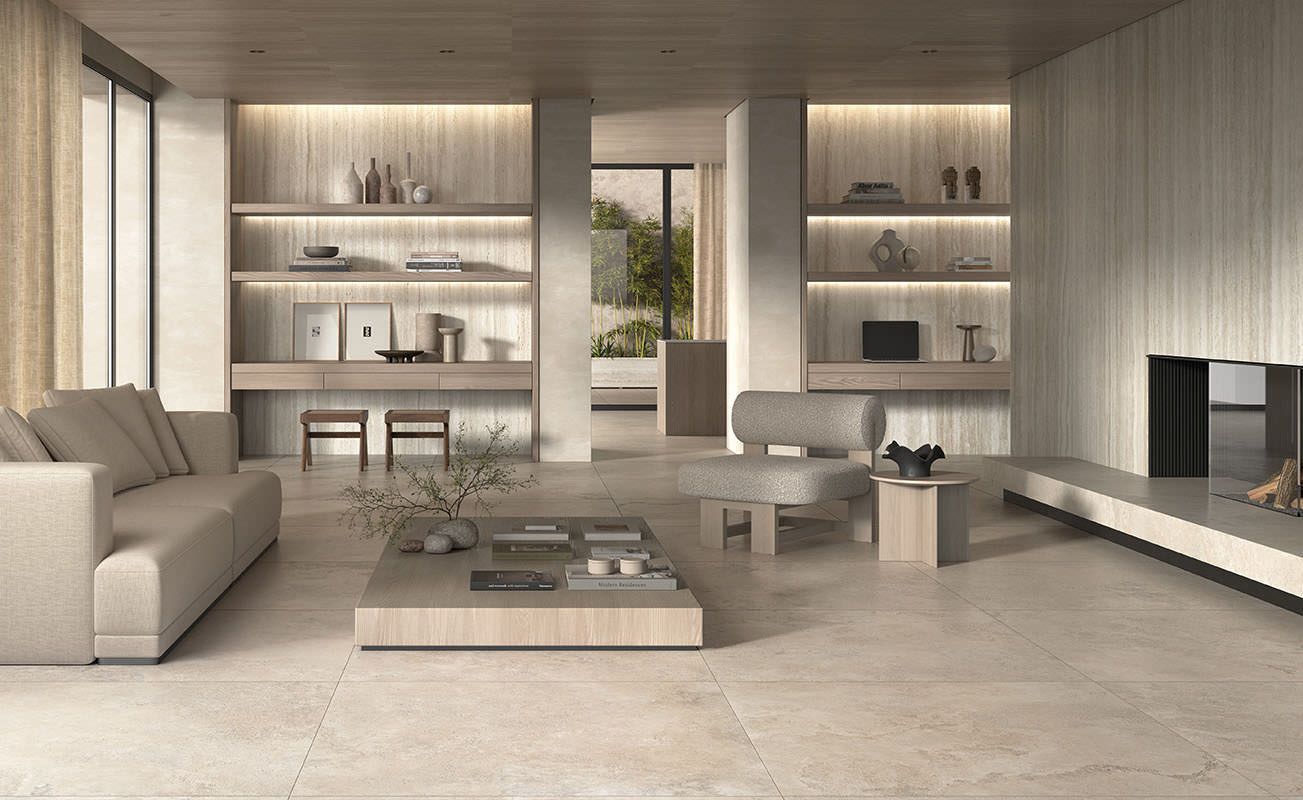 Salon moderne et minimaliste avec canapés beiges, étagères intégrées et grande table basse centrale
