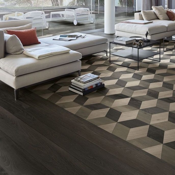 Salon moderne avec canapés blancs et tapis à motifs géométriques sur parquet foncé