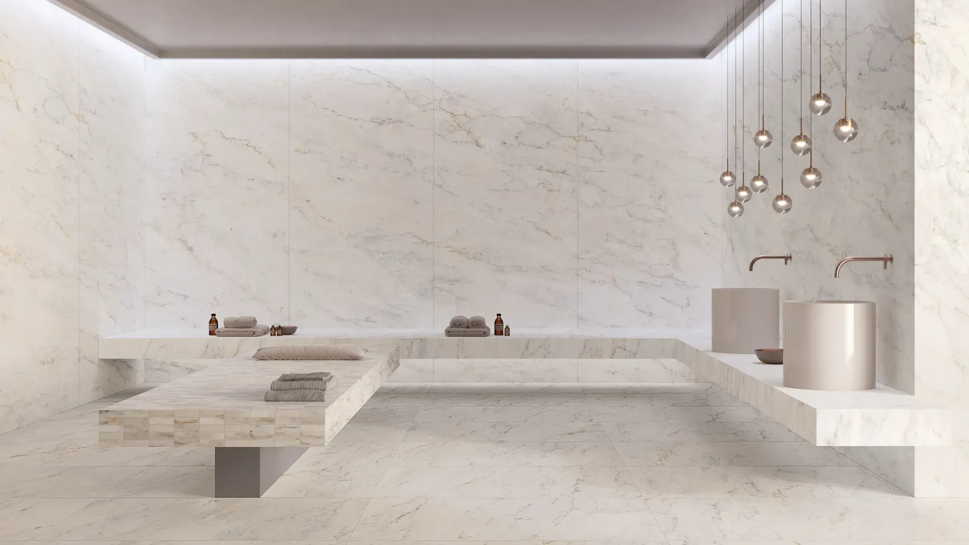 Salle de bains minimaliste en marbre blanc avec estrade à gradins, baignoire encastrée et luminaires suspendus modernes