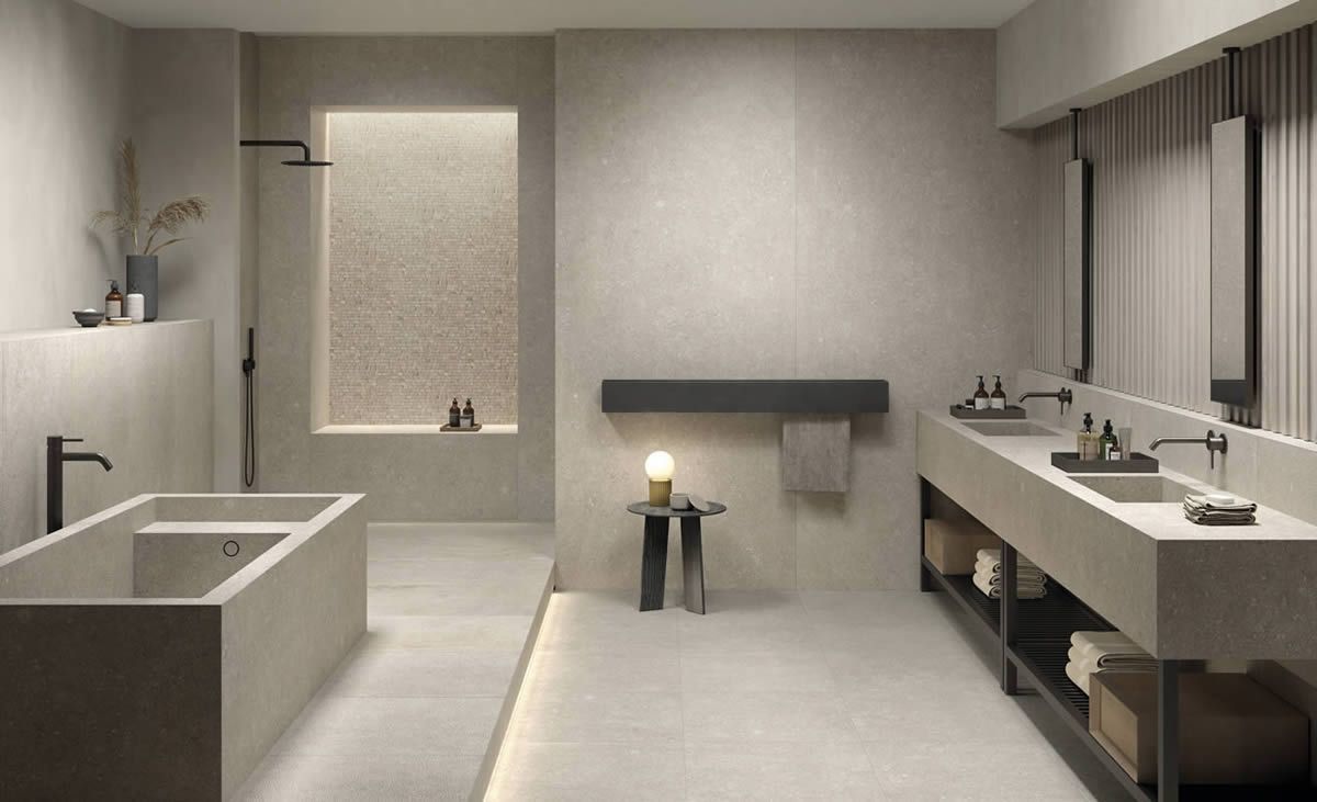 Salle de bains minimaliste beige avec double vasque, baignoire et douche à l'italienne