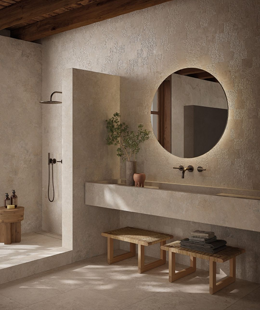 Luxueuse salle de bains en marbre blanc avec baignoire en îlot, double vasque, miroirs et alcôves de douche.