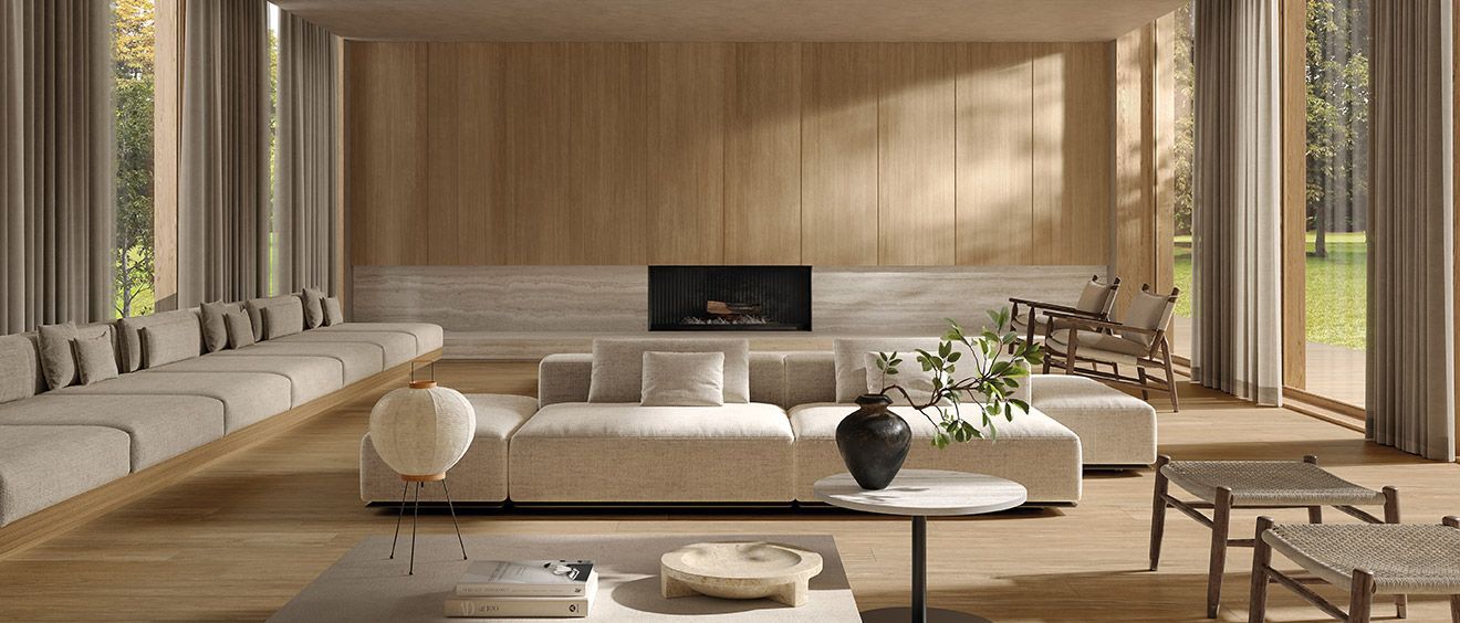 Salon moderne et minimaliste avec canapés beiges, table basse et mur lambrissé près de grandes fenêtres