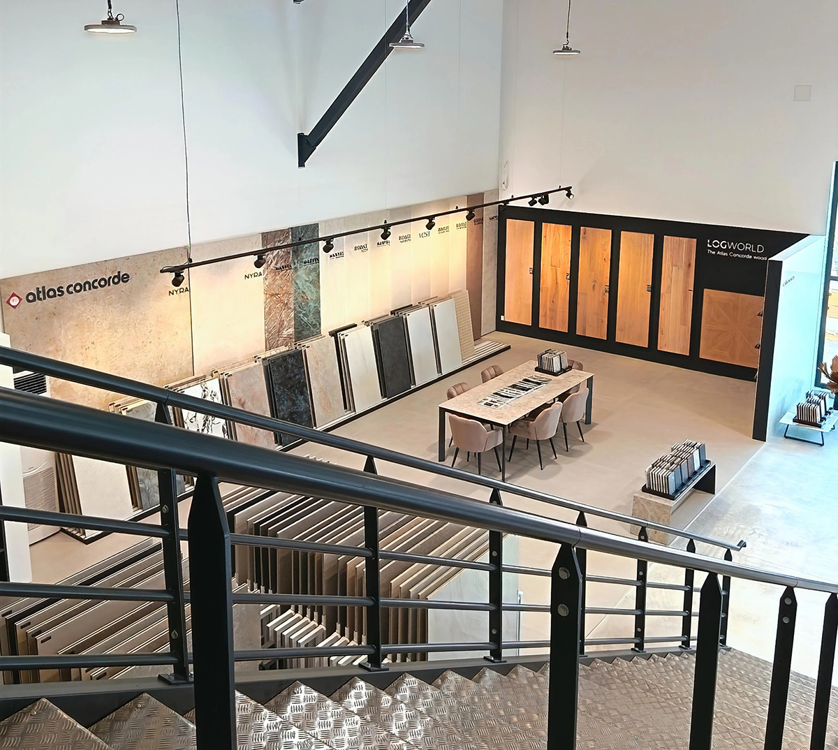 Salle d'exposition présentant des carrelages de sol et muraux, des plantes et des échantillons dans un intérieur moderne