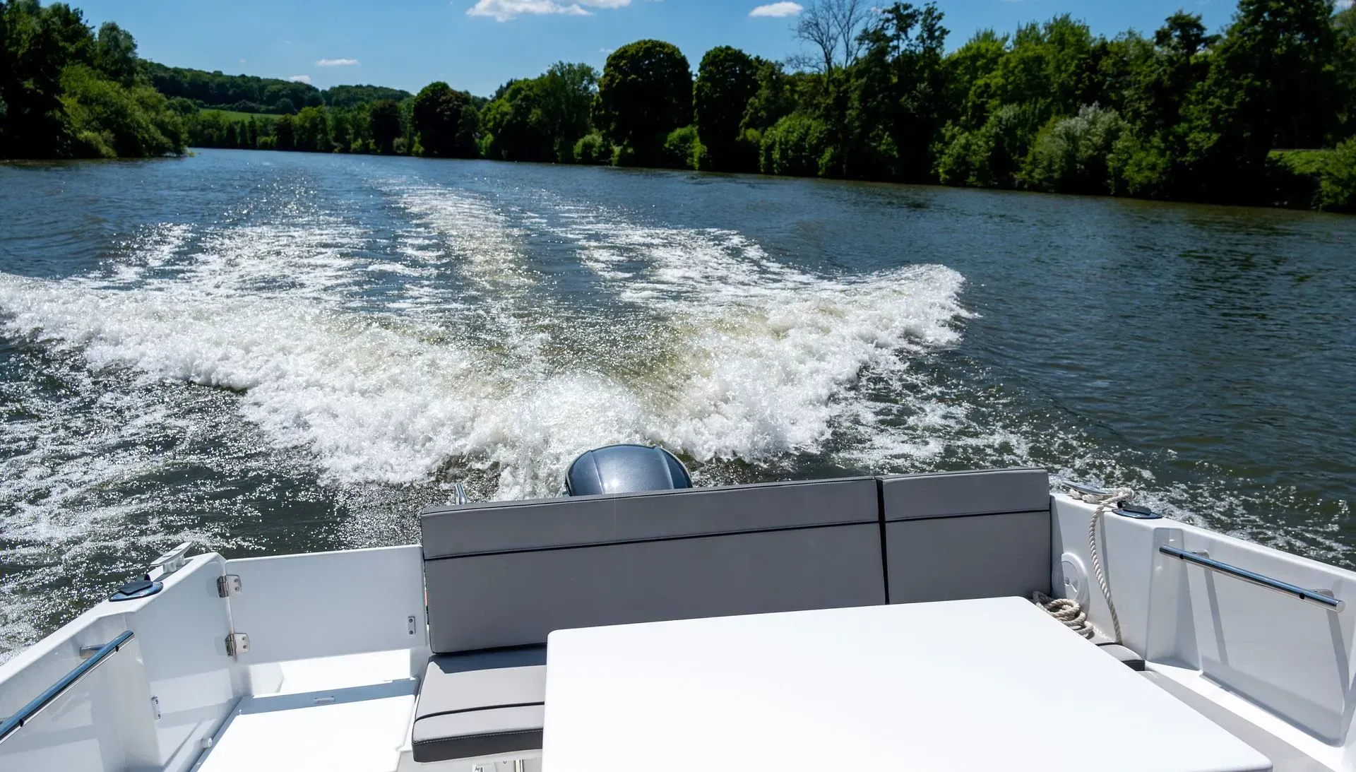 Un bateau sur l'oise, le fleuve