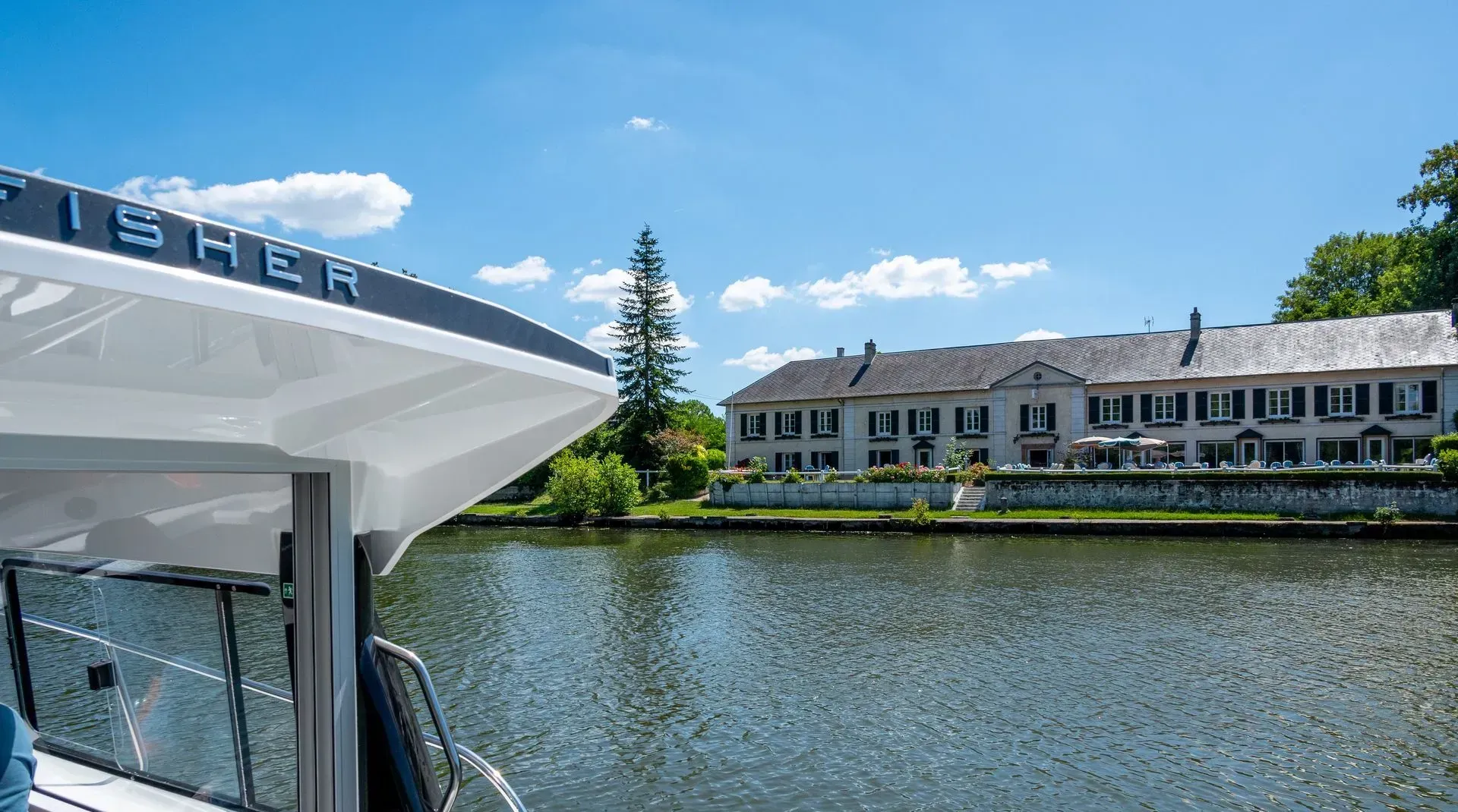 Un bateau devant une maison